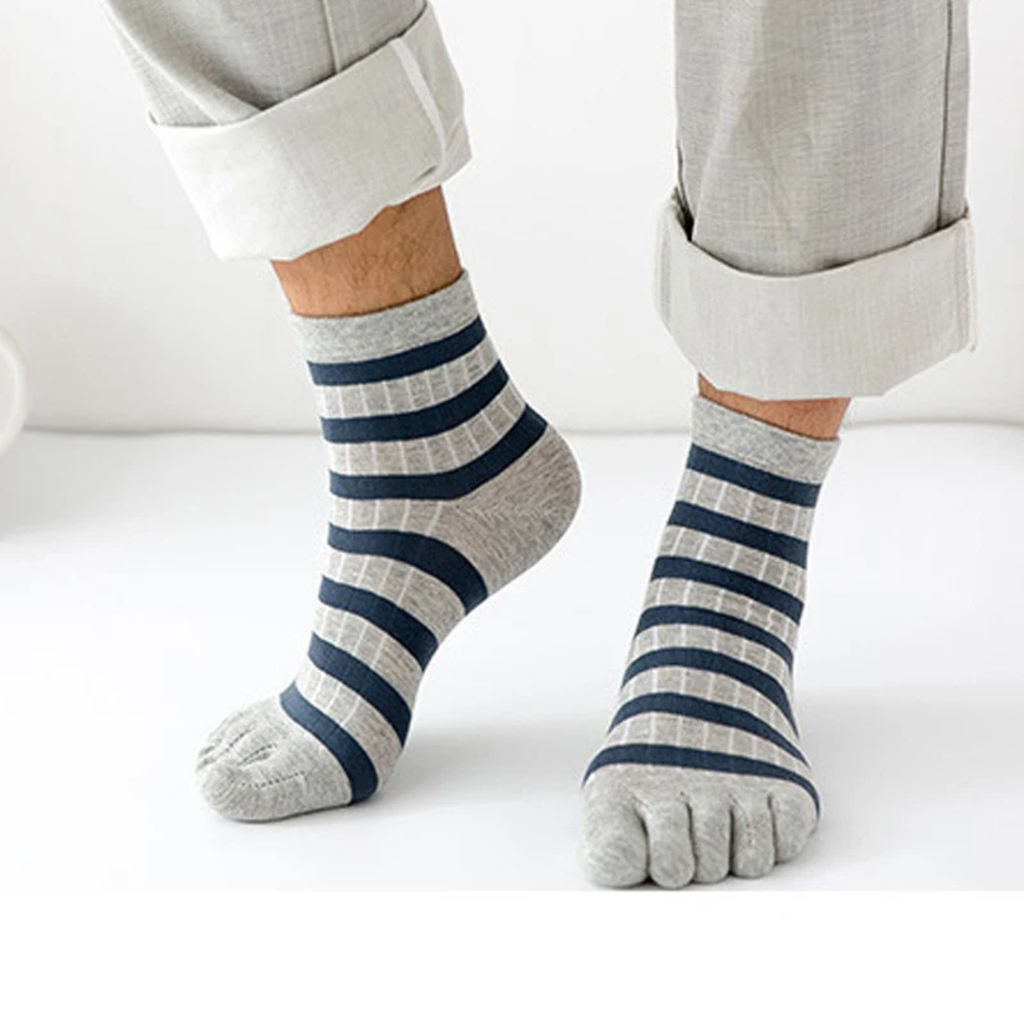 Men wearing grey and blue striped five finger cotton socks breathable casual toe socks crew length comfortable everyday wear